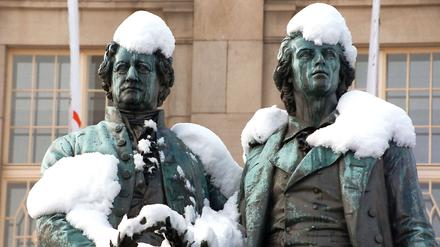 Die Dichterfürsten Goethe (li.) und Schiller auf dem Theaterplatz in Weimar. 