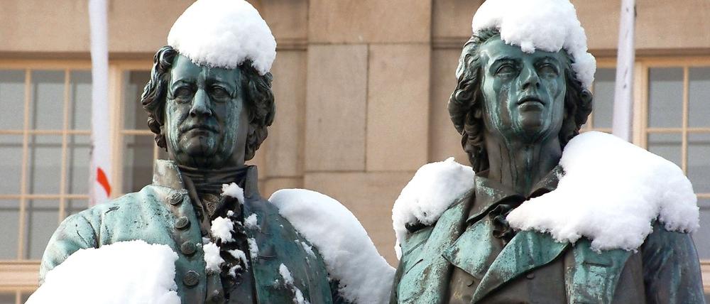 Die Dichterfürsten Goethe (li.) und Schiller auf dem Theaterplatz in Weimar. 