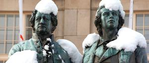 Die Dichterfürsten Goethe (li.) und Schiller auf dem Theaterplatz in Weimar. 