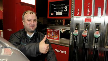 Miro Ismail aus Neukölln war der erste, der zur Tankstelle rollte. Er kam um 14 Uhr.