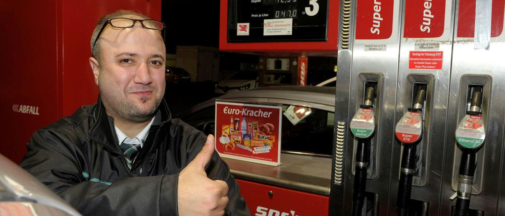 Miro Ismail aus Neukölln war der erste, der zur Tankstelle rollte. Er kam um 14 Uhr.