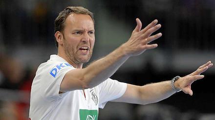 Sechs Augen sehen besser: Bundestrainer Dagur Sigurdsson erhält Unterstützung.