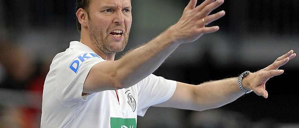 Sechs Augen sehen besser: Bundestrainer Dagur Sigurdsson erhält Unterstützung.