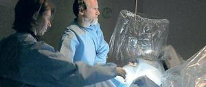 Unter Druck. Ökonomische Zwänge prägen zunehmend die Medizin im Krankenhaus. Im Bild ein Herzkatheter-Eingriff.