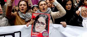 Nach der versuchten Vergewaltigung und dem Mord an einer jungen Frau haben in der Türkei tausende Menschen gegen Gewalt gegen Frauen demonstriert.