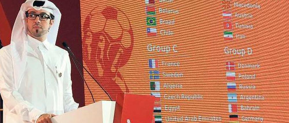 Schönes Durcheinander. Von den sportlich qualifizierten Teams für die Handball-Weltmeisterschaft – hier präsentiert von einem Turnier-Mitarbeiter bei der Auslosung im Juli – werden längst nicht alle ihr Startrecht wahrnehmen können. Statt Bahrain und den Vereinigten Arabischen Emiraten werden Saudi-Arabien und Island antreten. 
