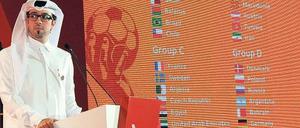 Schönes Durcheinander. Von den sportlich qualifizierten Teams für die Handball-Weltmeisterschaft – hier präsentiert von einem Turnier-Mitarbeiter bei der Auslosung im Juli – werden längst nicht alle ihr Startrecht wahrnehmen können. Statt Bahrain und den Vereinigten Arabischen Emiraten werden Saudi-Arabien und Island antreten.