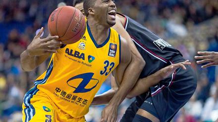 Eingehalt: Berlins Jamel McLean (li.) und Quakenbrücks Anthony King kämpfen um den Ball. 