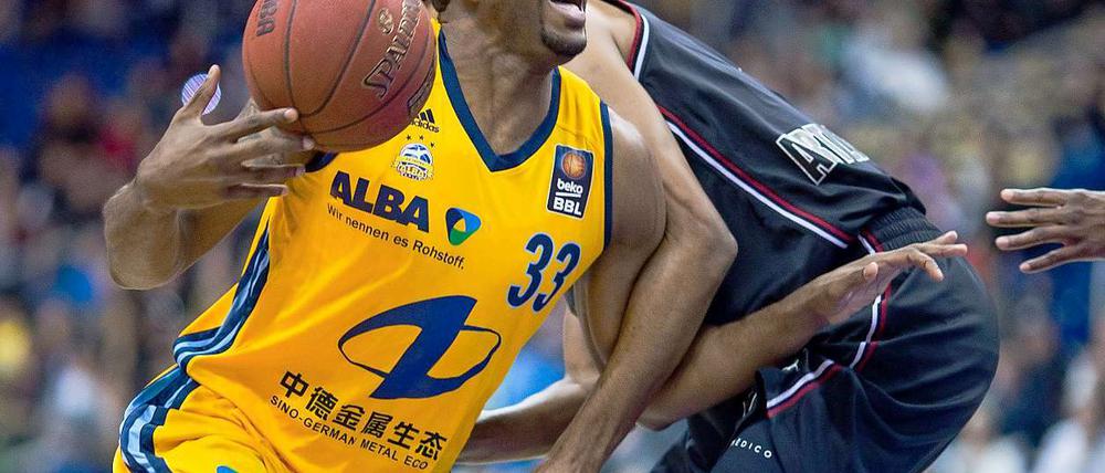 Eingehalt: Berlins Jamel McLean (li.) und Quakenbrücks Anthony King kämpfen um den Ball.