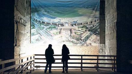 Eine luftfahrtaffine Nutzung wäre ideal. Luftaufnahme des Flughafen Tempelhofs in der großen Halle.