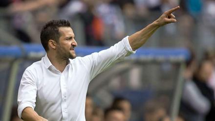 Zinnbauer ist ein Trainer, der sehr gut einstellen und motivieren kann. Worin seine taktische Befähigung liegt, ob er das Spiel bis in jede Verästelung durchschaut – all das ist derzeit schwer zu sagen. 
