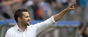 Zinnbauer ist ein Trainer, der sehr gut einstellen und motivieren kann. Worin seine taktische Befähigung liegt, ob er das Spiel bis in jede Verästelung durchschaut – all das ist derzeit schwer zu sagen. 