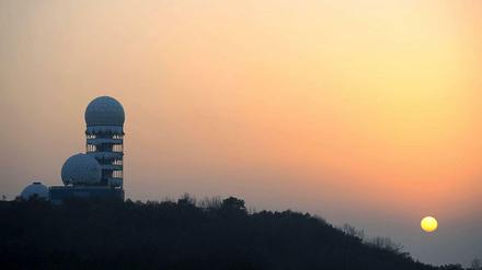 Abhörstation im Verfall. Der aus Kriegstrümmern aufgeschüttete Teufelsberg im Grunewald ist mit 120,1 Metern Berlins höchste Erhebung. Die künftige Nutzung bleibt unklar.