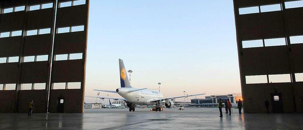 Abflug. Passagiere zahlen weiter den vollen Kerosinzuschlag - trotz massiv gesunkener Treibstoffkosten.