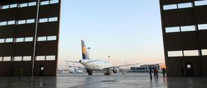 Abflug. Passagiere zahlen weiter den vollen Kerosinzuschlag - trotz massiv gesunkener Treibstoffkosten.