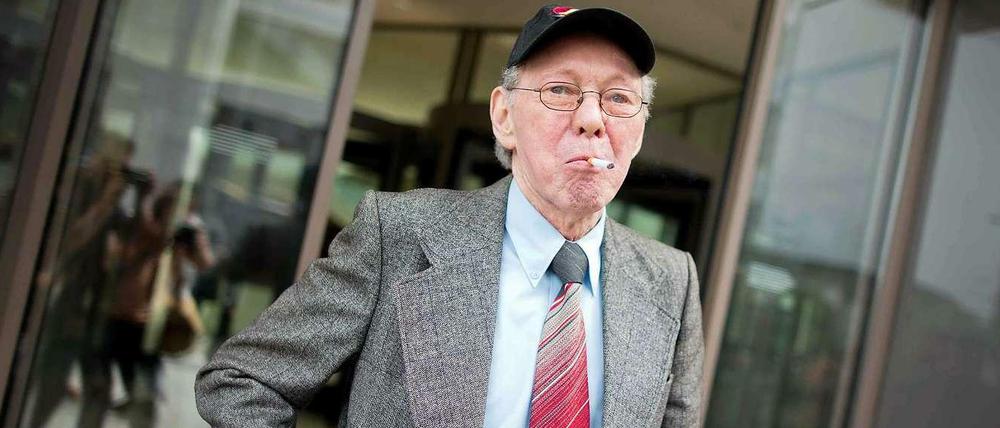 Friedhelm Adolfs mit einer Zigarette vor dem Landgericht in Düsseldorf.