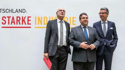 Genossen mit Boss: In Berlin traf Wirtschaftsminister Gabriel (SPD) neben IG-Metall-Chef Wetzel (l.) auch BDI-Präsident Grillo (r.). 