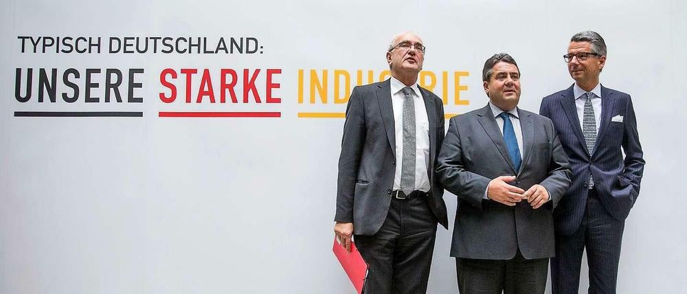 Genossen mit Boss: In Berlin traf Wirtschaftsminister Gabriel (SPD) neben IG-Metall-Chef Wetzel (l.) auch BDI-Präsident Grillo (r.). 