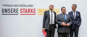 Genossen mit Boss: In Berlin traf Wirtschaftsminister Gabriel (SPD) neben IG-Metall-Chef Wetzel (l.) auch BDI-Präsident Grillo (r.). 