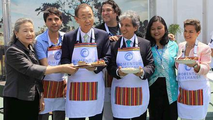 Klimaköche in Aktion. UN-Generalsekretär Ban Ki Moon (dritter von links) und der Präsident des UN-Klimagipfels, der peruanische Umweltminister Manuel Pulgar-Vidal neben ihm kochten gemeinsam mit der Chefin des UN-Klimasekretariats Christiana Figueres (ganz rechts) peruanische Spezialitäten. Ansonsten wurde beim Klimagipfel in Lima wenig so heiß gegessen wie es gekocht wurde. 