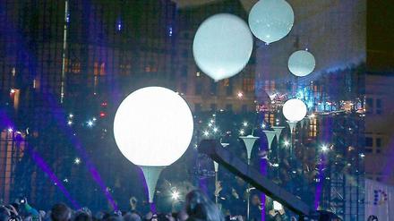 Falscher Eindruck - die Ballons leuchteten aus sich heraus nur, so lange sie am Boden montiert waren. 