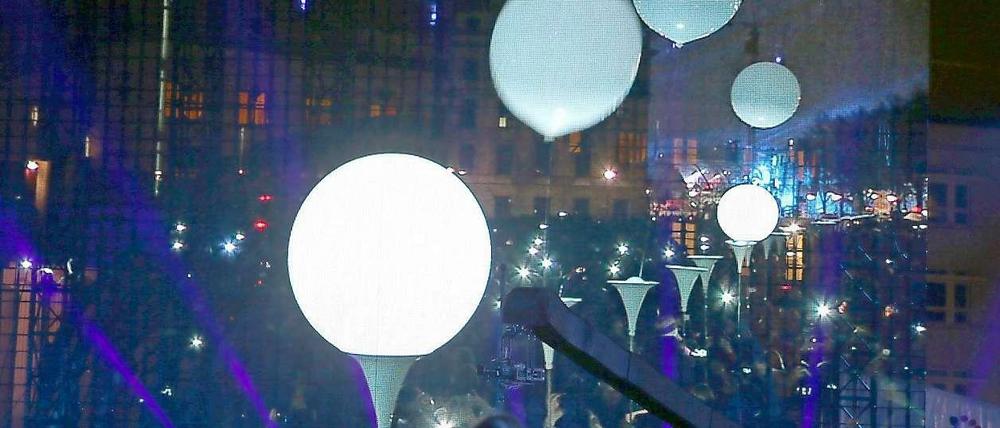 Falscher Eindruck - die Ballons leuchteten aus sich heraus nur, so lange sie am Boden montiert waren. 