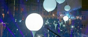 Falscher Eindruck - die Ballons leuchteten aus sich heraus nur, so lange sie am Boden montiert waren. 