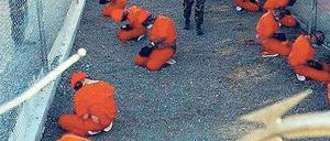 Debatte um Folter. Häftlinge im Camp X-Ray auf dem US-Marinestützpunkt Guantanamo Bay auf Kuba. Das Foto wurde 2002 von der US-Armee herausgegeben. 