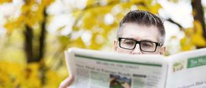 Mann beim Zeitungslesen, einer vertrackten Aufgabe für das Gehirn.