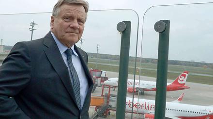 Flughafenchef Mehdorn will, dass nun endlich alle ihre Schallschutzfenster bekommen.