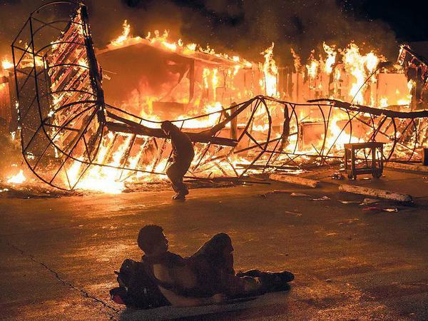 In Flammen. Nach Stunden der Randale, des Gefechts zwischen Polizisten und Demonstranten, erwischte es in Ferguson auch diese Boutique.