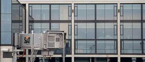 Warten aufs erste Flugzeug. Auf die Eröffnung des BER muss man wohl noch lange warten.