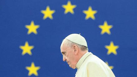 Unter den Sternen. Papst Franziskus vor seiner Rede im Europaparlament in Straßburg. 