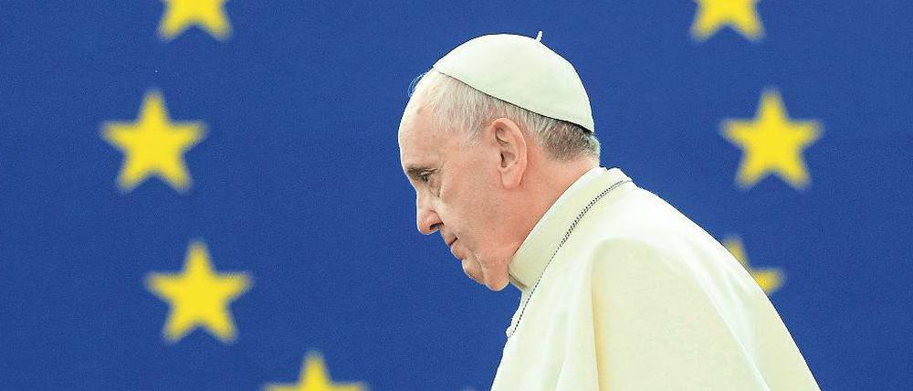 Unter den Sternen. Papst Franziskus vor seiner Rede im Europaparlament in Straßburg.
