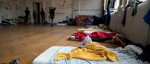 Die Gerhart-Hauptmann-Schule in Berlin-Kreuzberg. Einige Flüchtlinge in dem Gebäude in der Ohlauer Straße wollen nicht ausziehen. Freitag endet die Frist des Bezirksamtes.