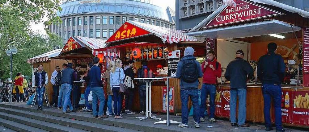 Da gab's noch was zu essen. Kurz vor der Schließung der Buden waren diese am Sonnabend gut besucht.