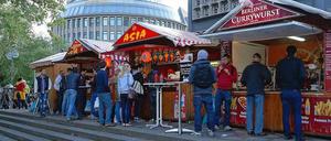 Da gab's noch was zu essen. Kurz vor der Schließung der Buden waren diese am Sonnabend gut besucht.