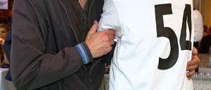 Fest der Erinnerung. Peter Lohmeyer und der Schweizer Botschafter Tim Guldimann bei der Gala, mit der an das „Wunder von Bern“ erinnert wurde. Es trug sich vor 60 Jahren zu. 