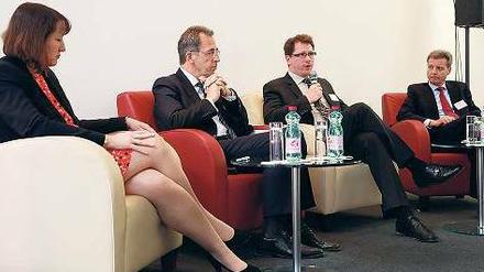 Abendrunde. BDEW-Chefin Hildegard Müller im Gespräch mit Stephan Kohler von der Dena, Tagesspiegel-Redakteur Kevin Peter Hoffmann und Udo Niehage von Siemens (v l n r). 