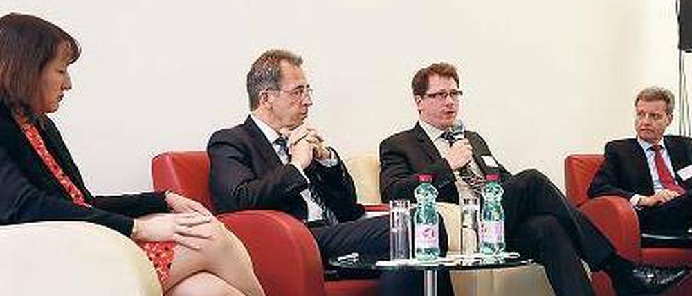 Abendrunde. BDEW-Chefin Hildegard Müller im Gespräch mit Stephan Kohler von der Dena, Tagesspiegel-Redakteur Kevin Peter Hoffmann und Udo Niehage von Siemens (v l n r). 