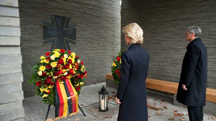Gedenken. Verteidigungsministerin von der Leyen und Bundespräsident Gauck am Mahnmal im Wald der Erinnerung.