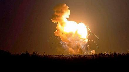 Die "Cygnus"-Versorgungsmission für die internationale Raumstation ISS ist am Dienstagabend zum spektakulären Fiasko geraten: Wenige Sekunden nach dem Start explodierte im US-Bundesstaat Virginia eine Trägerrakete, die den unbemannten Raumtransporter ins All hätte schießen sollen. 