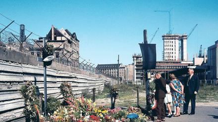 Trauer und Sightseeing I. West-Berlin war ein Ort der Widersprüche. Hier das Mahnmal für den beim Fluchtversuch getöteten Peter Fechter an der Zimmerstraße.