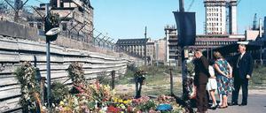 Trauer und Sightseeing I. West-Berlin war ein Ort der Widersprüche. Hier das Mahnmal für den beim Fluchtversuch getöteten Peter Fechter an der Zimmerstraße.