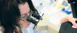 Unter der Lupe. An der TU beschäftigen sich Studierende im Rahmen des Programms „Gender Pro MINT“ mit Vielfalt und Geschlechtergerechtigkeit in den Technikwissenschaften. 