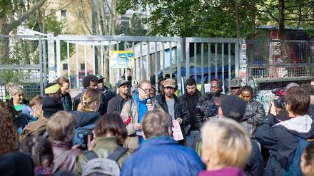 Stefan Fischer-Fels (mit Mikrofon) sichert den Flüchtlingen bei einer gemeinsamen Pressekonferenz vor der Kreuzberger Gerhart-Hauptmann-Schule Unterstützung zu.