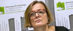 Die Integrationsbeauftragte Monika Lüke vor Plakaten der Kampagne "Wohnungen für Flüchtlinge".