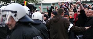 Konfrontation: Hooligans und Polizei am vergangenen Wochenende in Köln.