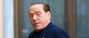 Silvio Berlusconi bei seiner Ankunft im Altersheim "Sacra Famiglia" in der Nähe von Mailand.