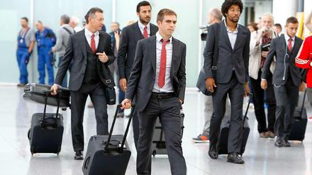 Das Sakko sitzt - noch. Philipp Lahm beim Abflug in München.